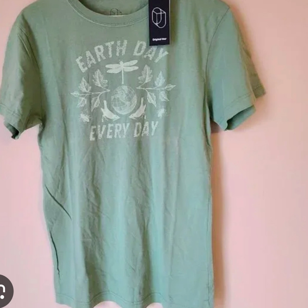 Earth day Every Day l  Graphic Tee. S - Picture 3 of 10